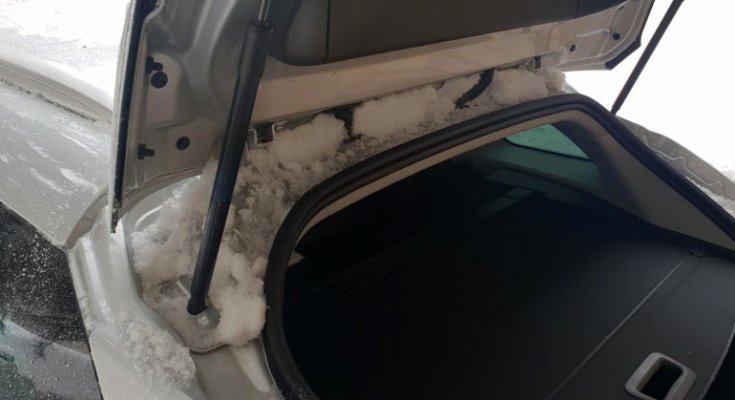 Лада Веста СВ: устраняем снег между крышкой багажника и кузовом
